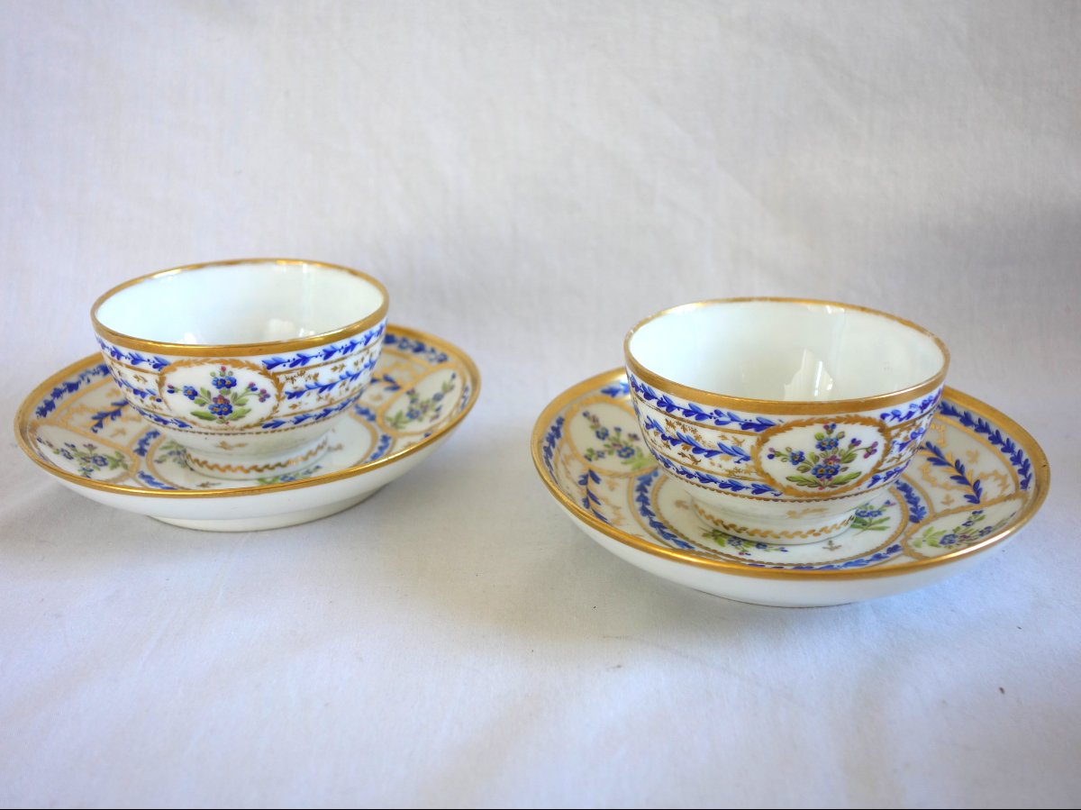 Nyon: Pair Of 18th-century Porcelain Coffee Or Tea Cups—signed—with Blue And Gold Decoration-photo-2