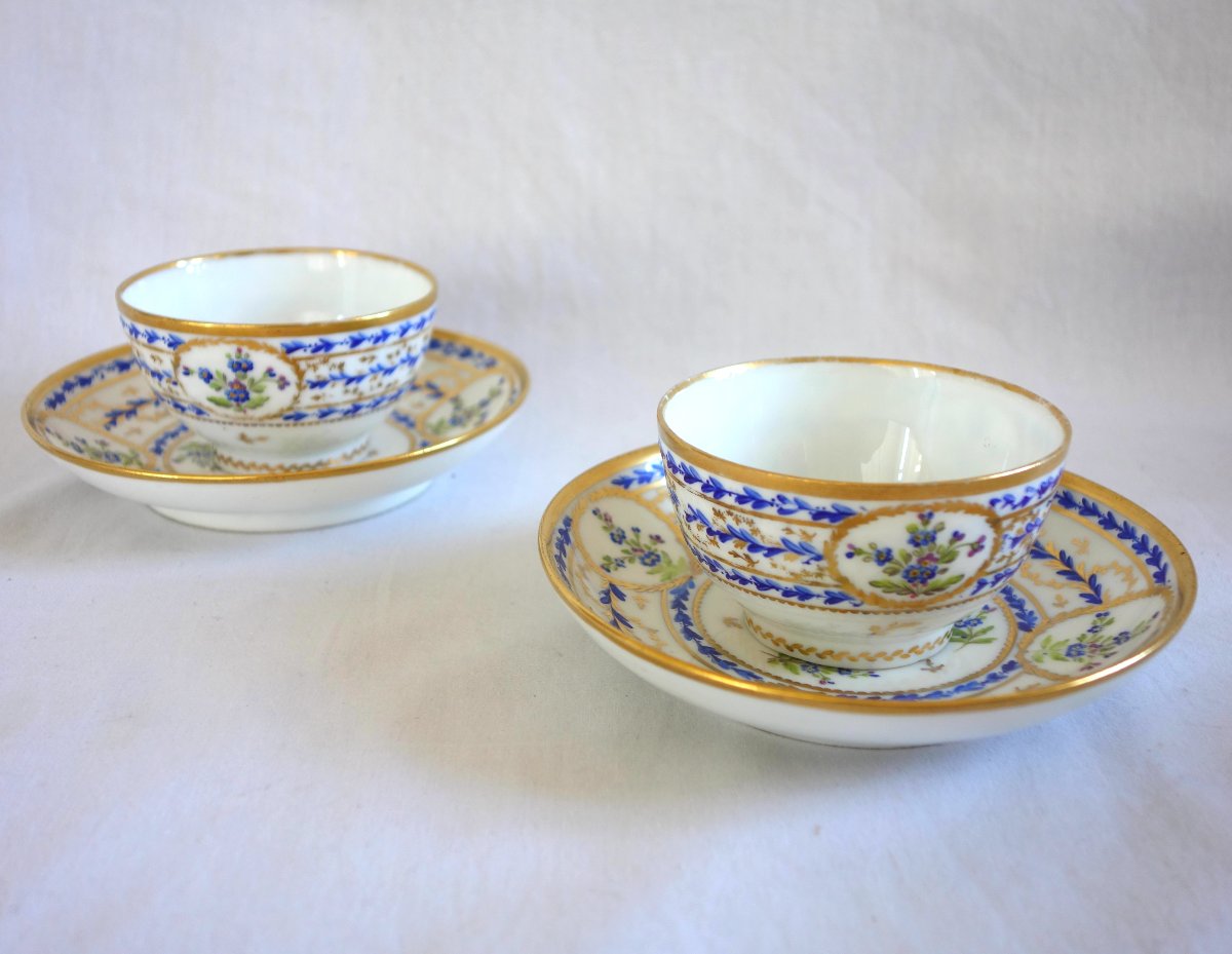 Nyon: Pair Of 18th-century Porcelain Coffee Or Tea Cups—signed—with Blue And Gold Decoration-photo-3