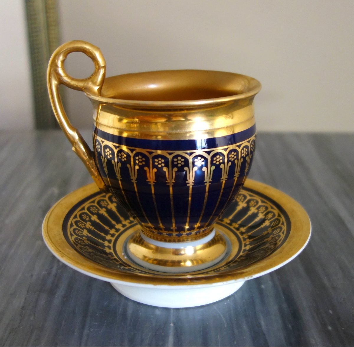 Tasse à chocolat Empire Restauration en porcelaine de paris, décor bleu et or -photo-2