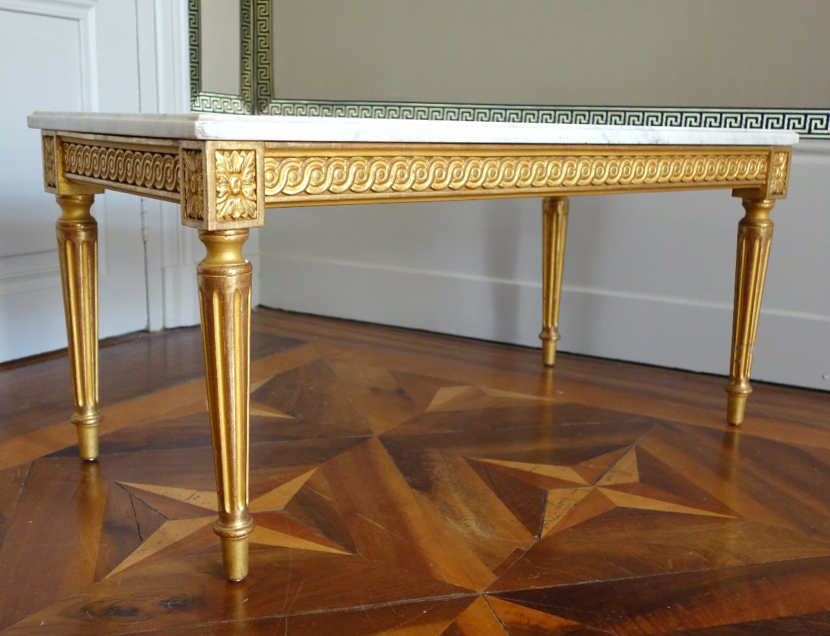table basse de style Louis XVI en bois doré à la feuille d'or et marbre blanc-photo-2