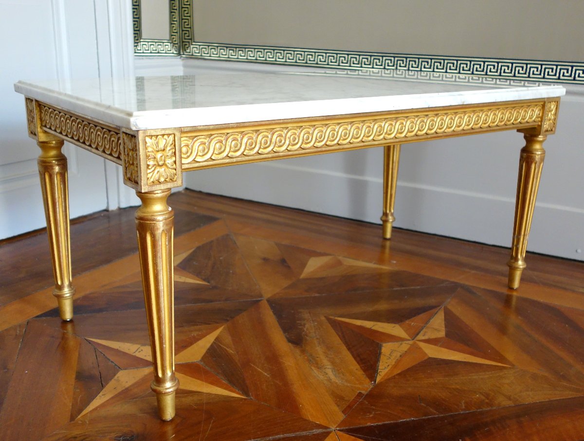table basse de style Louis XVI en bois doré à la feuille d'or et marbre blanc-photo-3