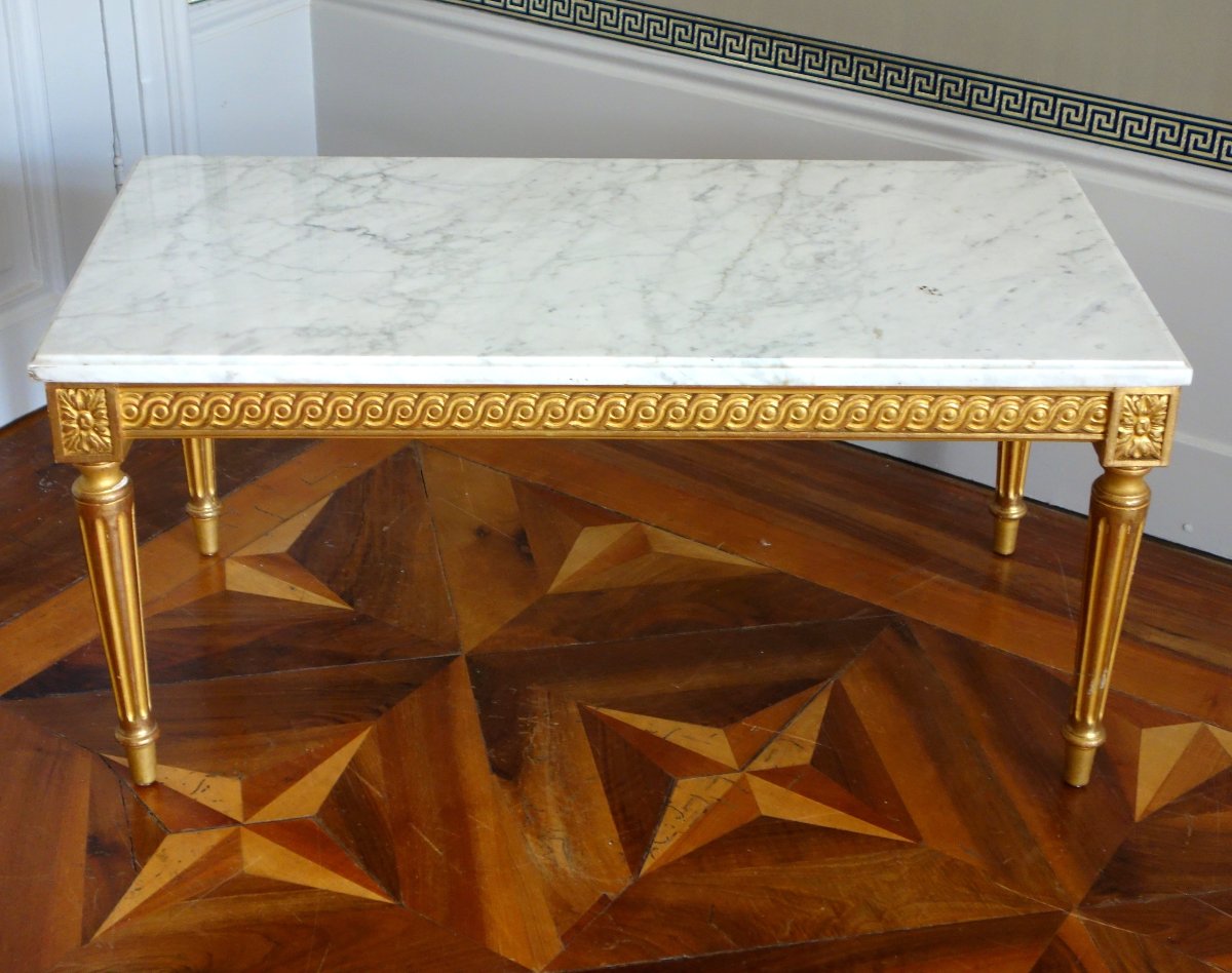 table basse de style Louis XVI en bois doré à la feuille d'or et marbre blanc-photo-4
