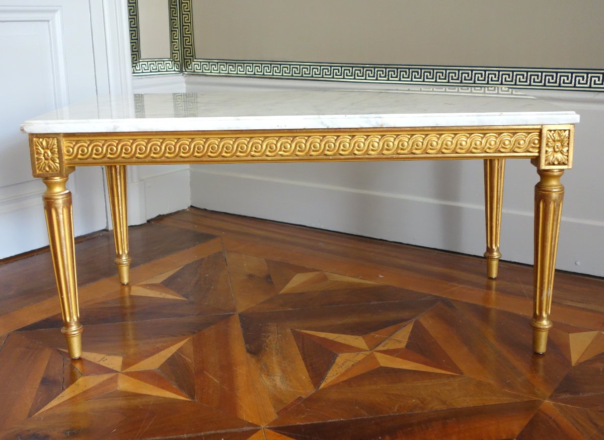 table basse de style Louis XVI en bois doré à la feuille d'or et marbre blanc-photo-1