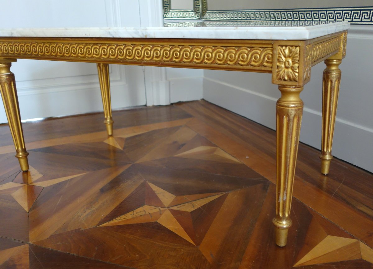 table basse de style Louis XVI en bois doré à la feuille d'or et marbre blanc-photo-2