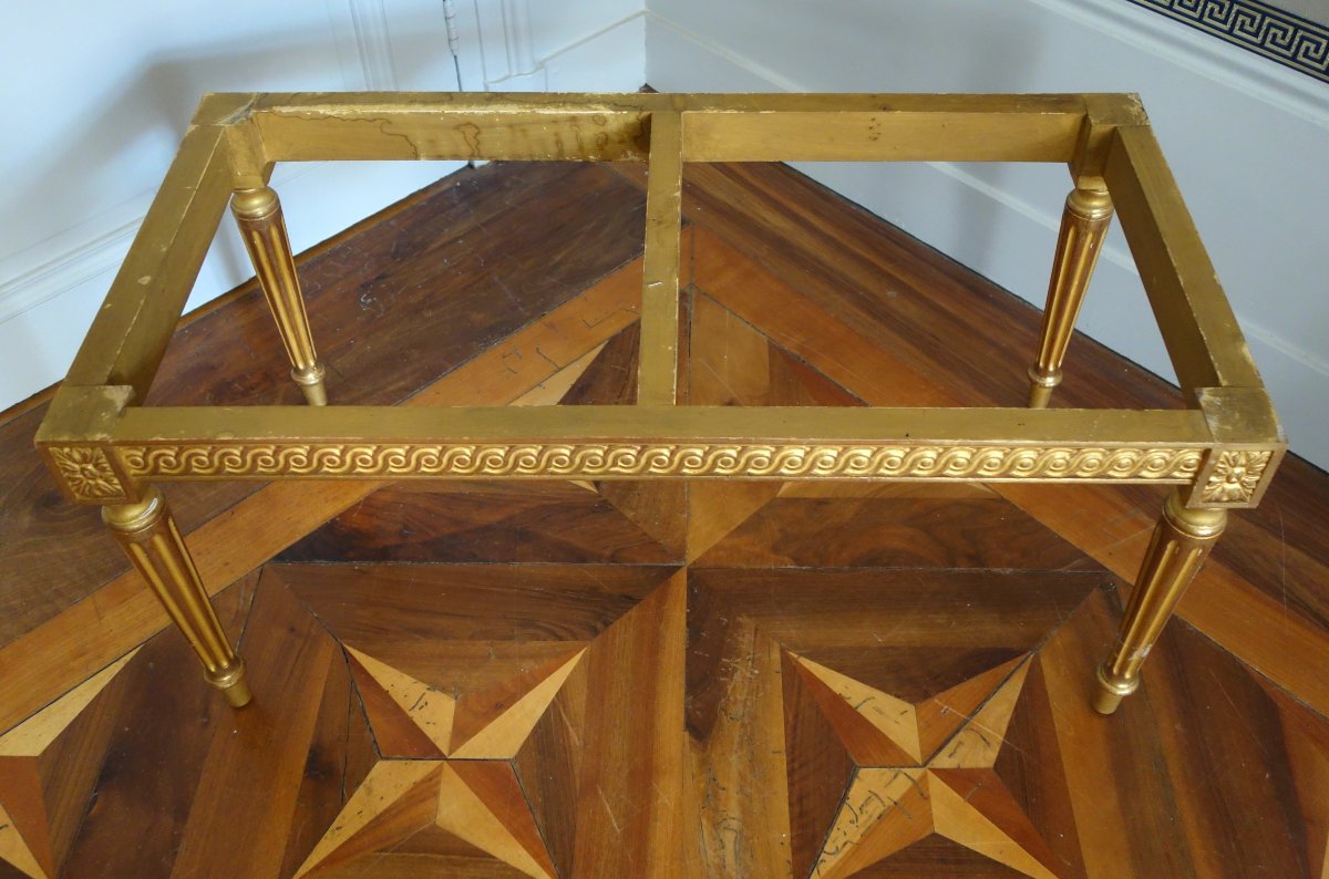 table basse de style Louis XVI en bois doré à la feuille d'or et marbre blanc-photo-3
