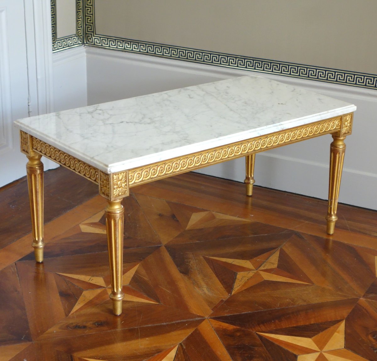 table basse de style Louis XVI en bois doré à la feuille d'or et marbre blanc