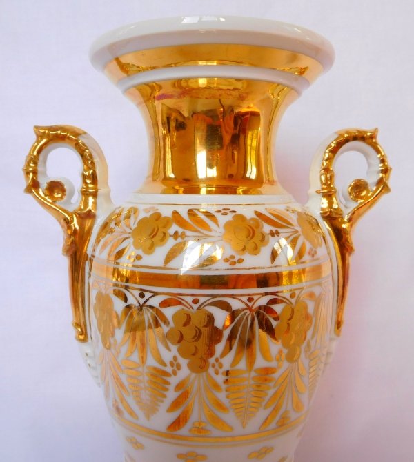 Paire de vases d'&eacute;poque Empire en porcelaine de Paris, d&eacute;cor blanc et or - 24.8cm-photo-2