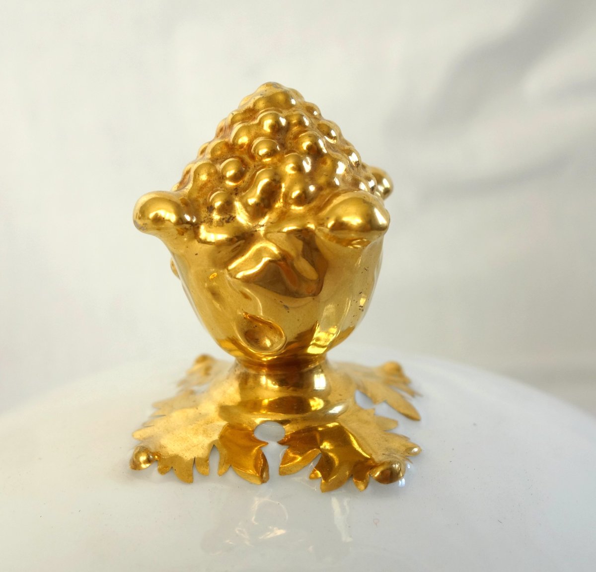 Manufacture Honoré - paire de cloches à plats en porcelaine blanc et or d'époque Restauration-photo-1
