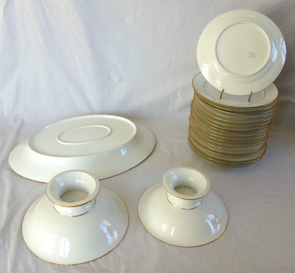 Manufacture Honoré : Service de table pour 18 personnes en porcelaine blanche à filets or signé-photo-2