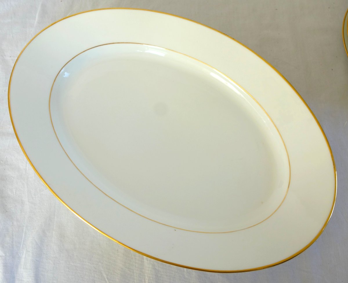 Manufacture Honoré : Service de table pour 18 personnes en porcelaine blanche à filets or signé-photo-3