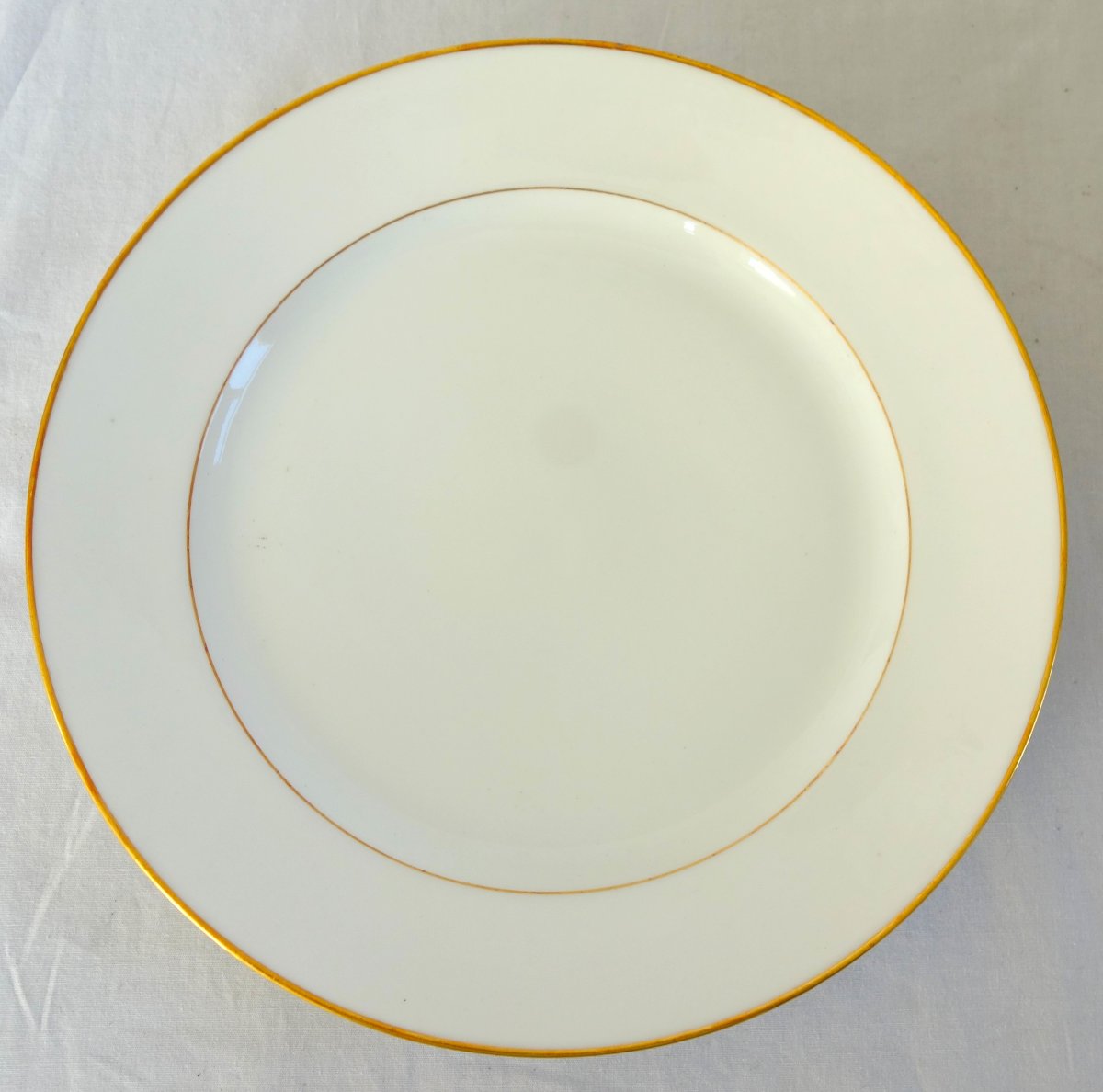 Manufacture Honoré : Service de table pour 18 personnes en porcelaine blanche à filets or signé-photo-3