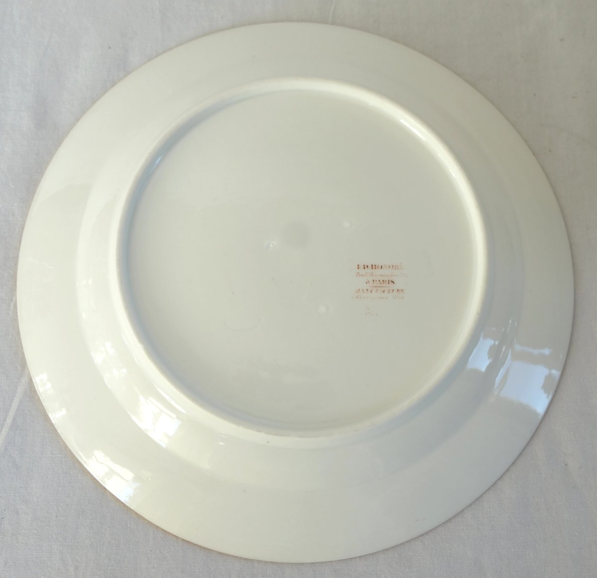 Manufacture Honoré : Service de table pour 18 personnes en porcelaine blanche à filets or signé-photo-5