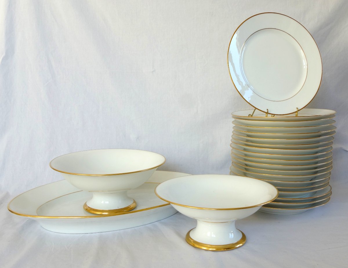Manufacture Honoré : Service de table pour 18 personnes en porcelaine blanche à filets or signé