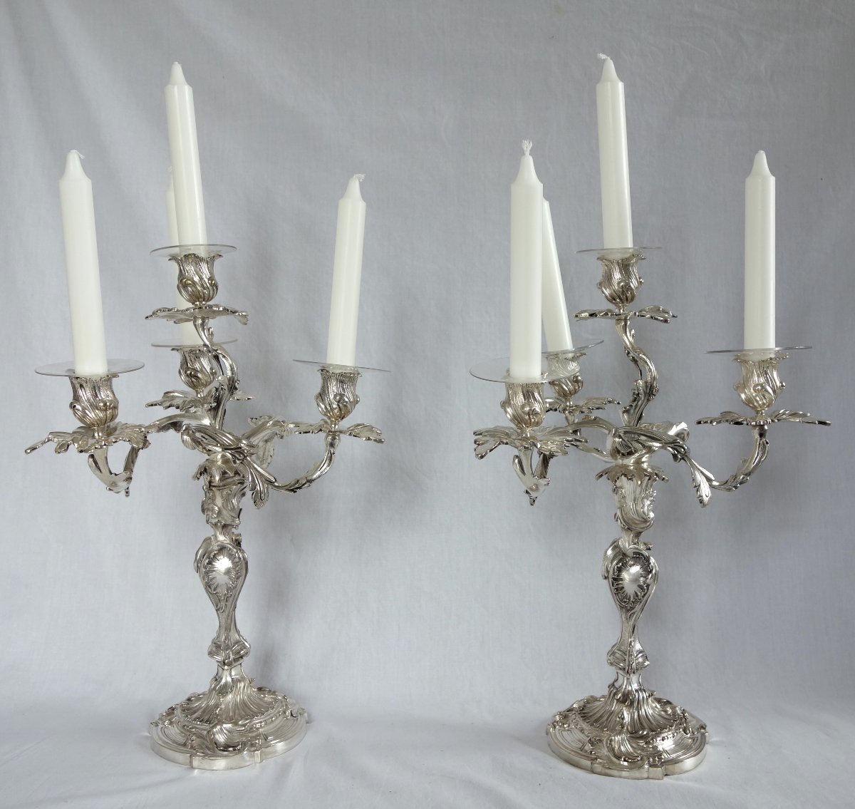 Paire de grands candélabres de style Louis XV Rocaille en bronze argenté d'après Meissonnier