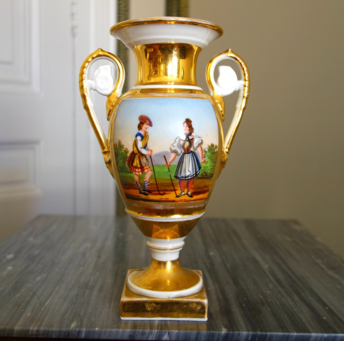 Vase Empire en porcelaine de Paris doré à l'or fin, couple d'ecossais jouant au golf-photo-2