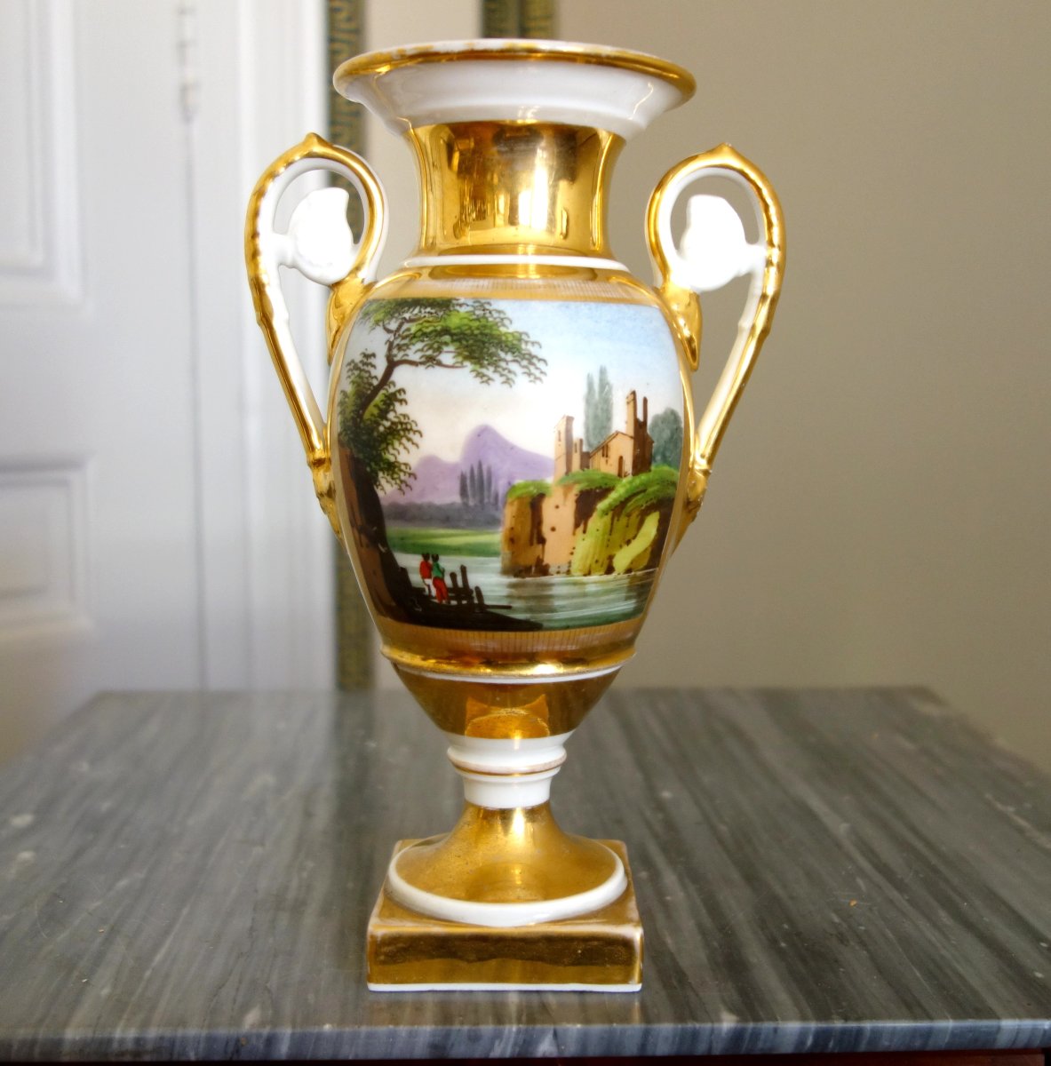 Vase Empire en porcelaine de Paris doré à l'or fin, couple d'ecossais jouant au golf-photo-1