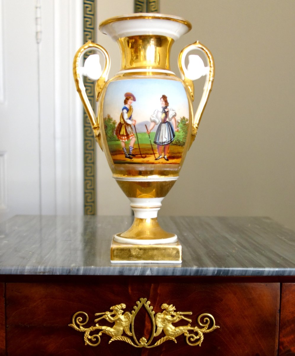 Vase Empire en porcelaine de Paris doré à l'or fin, couple d'ecossais jouant au golf