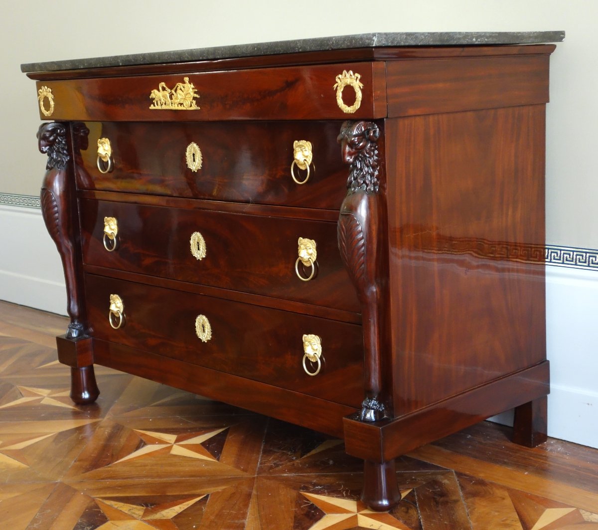 Commode aux béliers en acajou et bronze doré mercure d'époque Consulat attribuée à Jacob Frères
