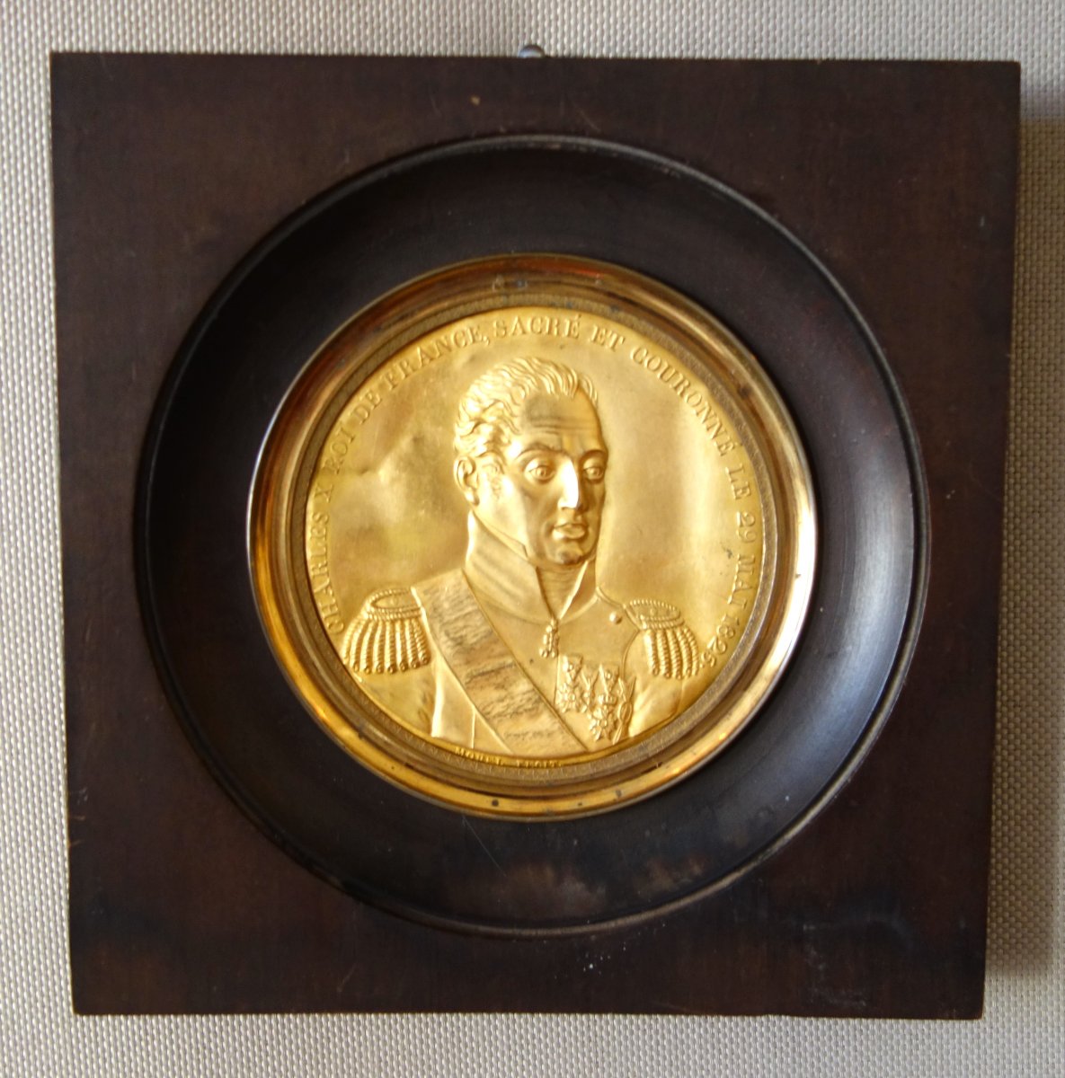 Portrait miniature de Charles X en laiton doré, époque Restauration, souvenir royaliste-photo-4