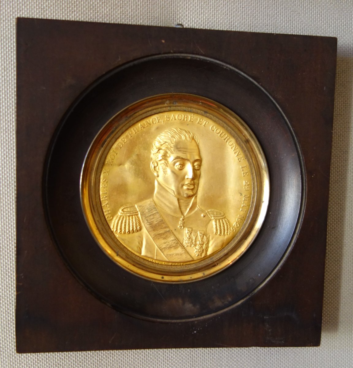 Portrait miniature de Charles X en laiton doré, époque Restauration, souvenir royaliste-photo-1