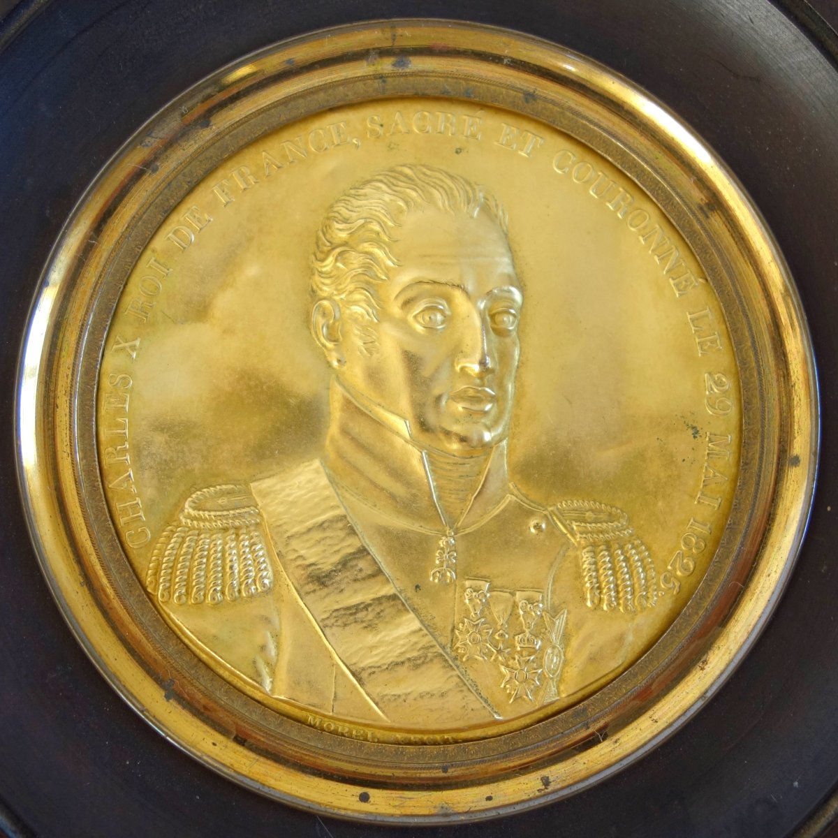 Portrait miniature de Charles X en laiton doré, époque Restauration, souvenir royaliste-photo-2