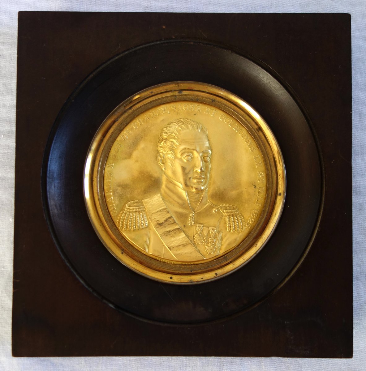 Portrait miniature de Charles X en laiton doré, époque Restauration, souvenir royaliste