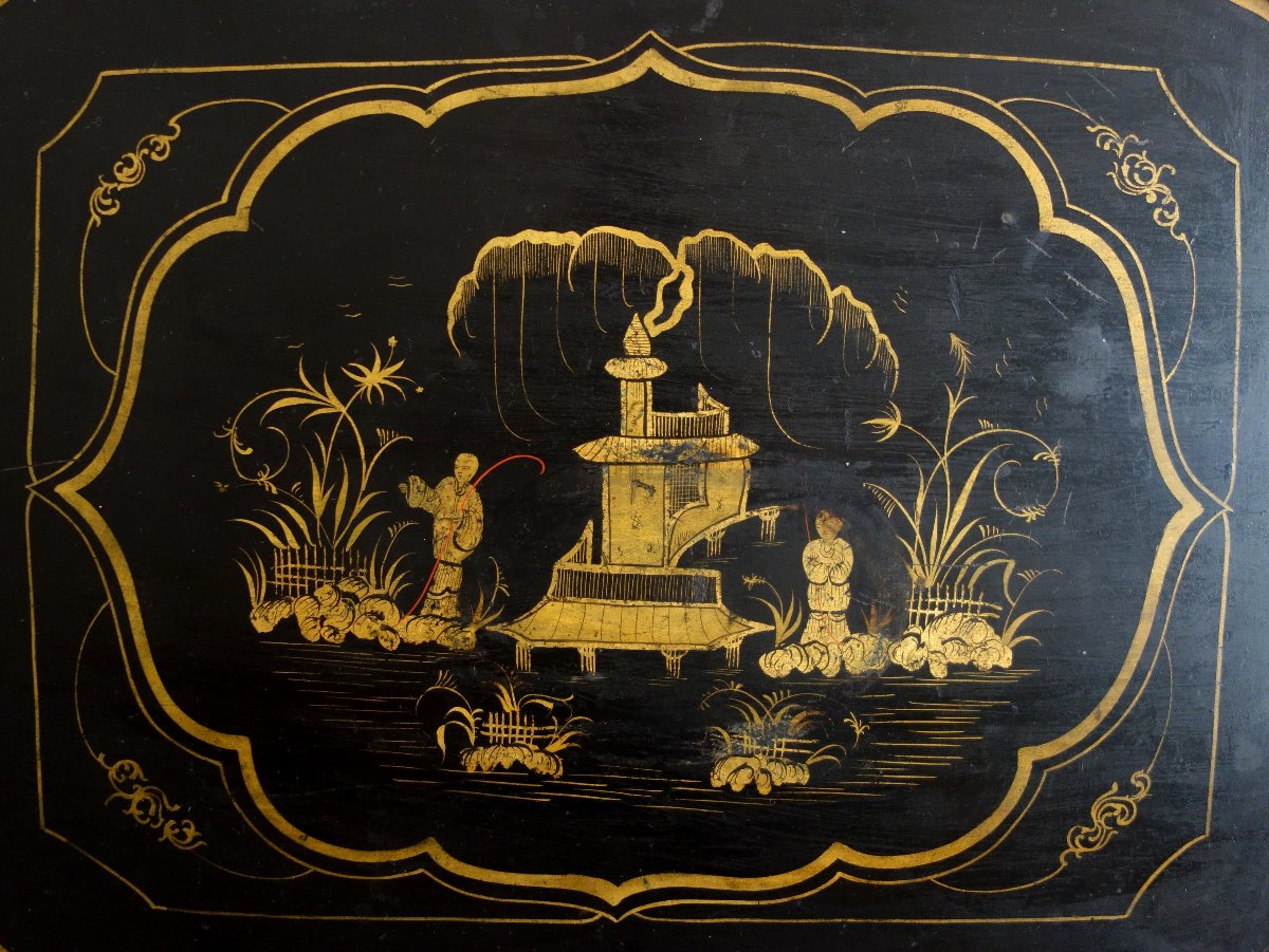 Large Napoleon III-style Serving Tray Made Of Lacquered Sheet Metal, Featuring Chinese-style Motifs On A Black Background, 57x53 Cm-photo-1