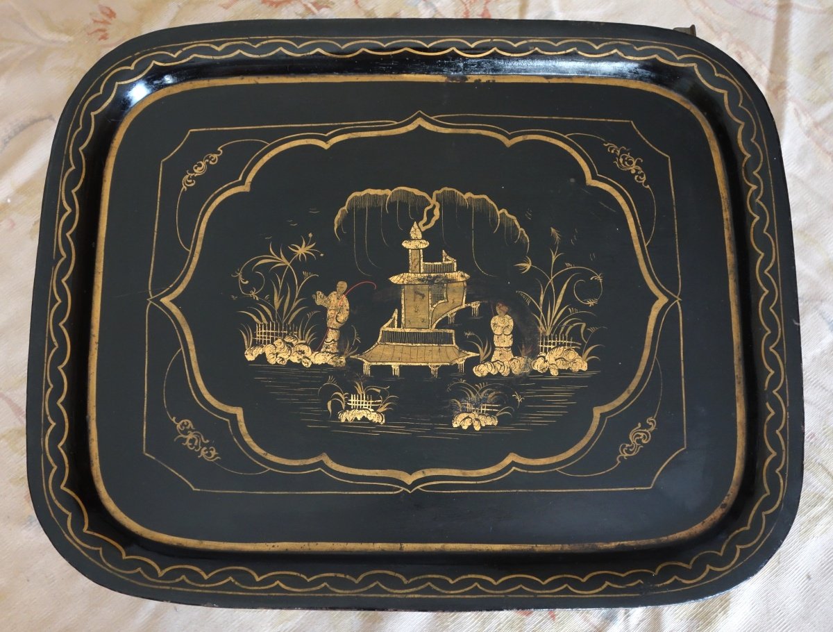 Large Napoleon III-style Serving Tray Made Of Lacquered Sheet Metal, Featuring Chinese-style Motifs On A Black Background, 57x53 Cm
