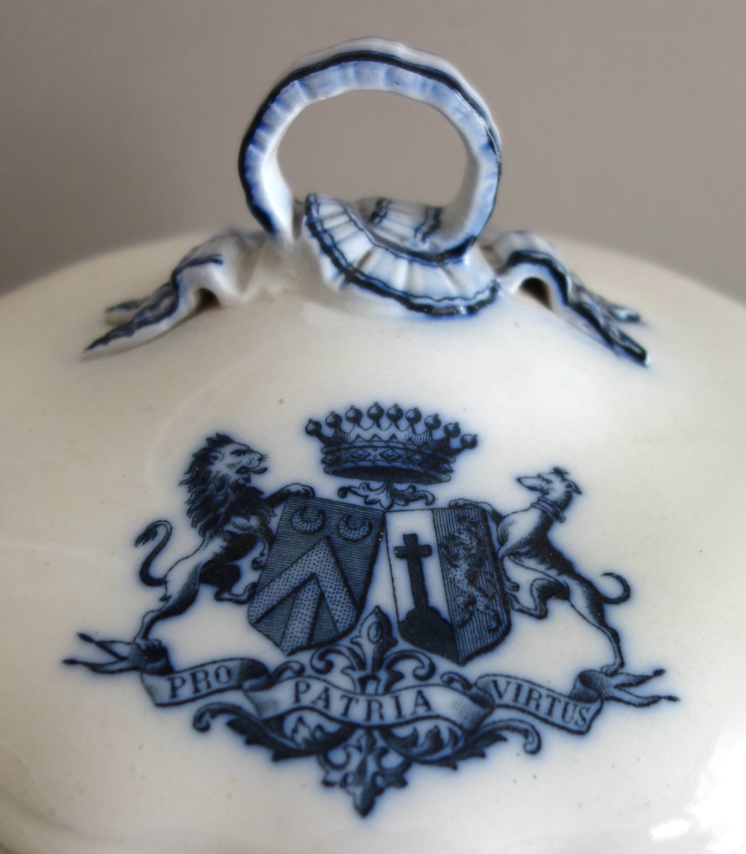 Galbert Family - Brown-westhead Moore & Co. Faience Tableware Set With Coat Of Arms, 46 Pieces-photo-2