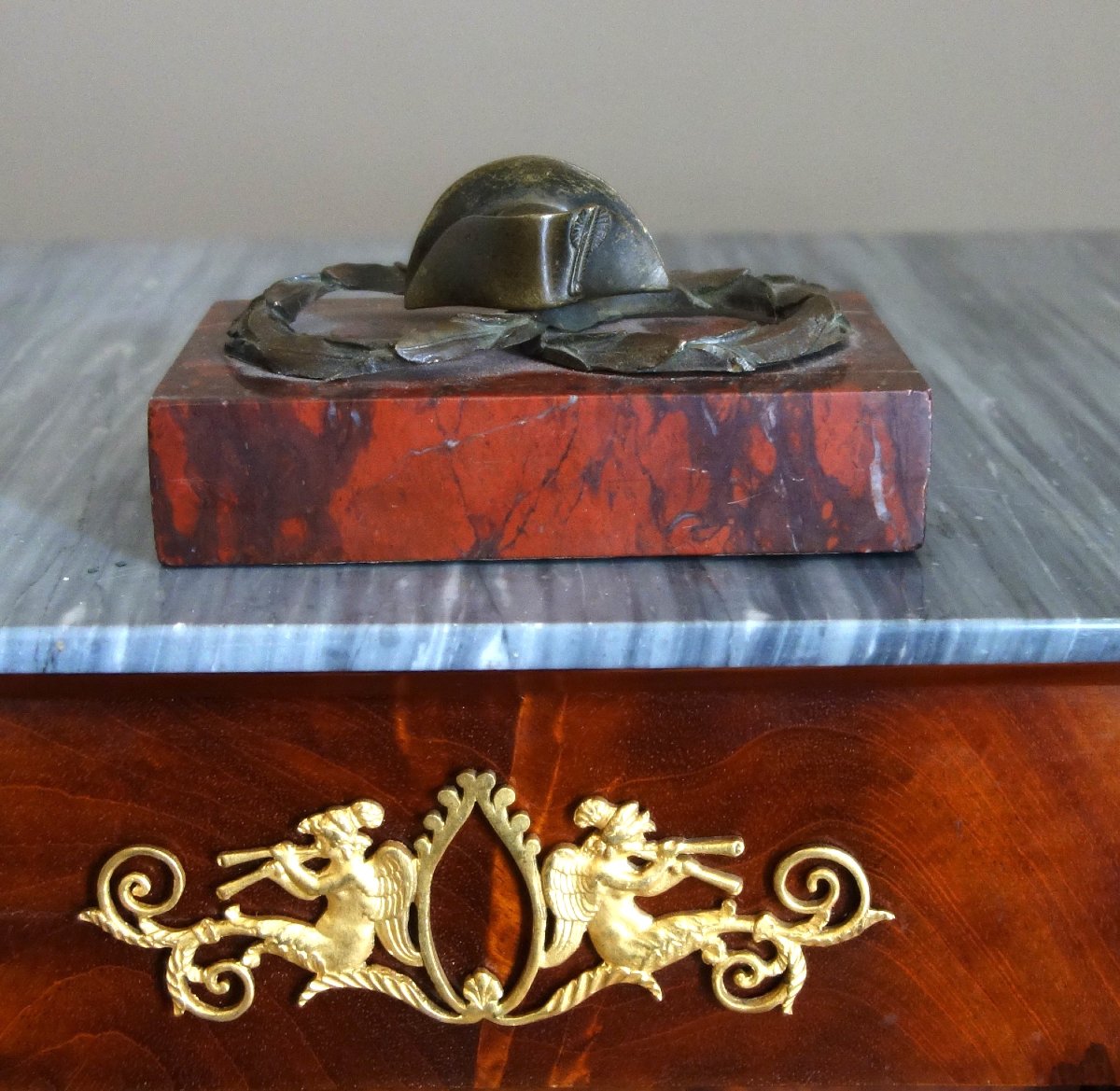 "empire" Paperweight: Napoleon's Bicorne Hat—patinated Bronze And Red Griotte Marble—circa 1840-photo-2