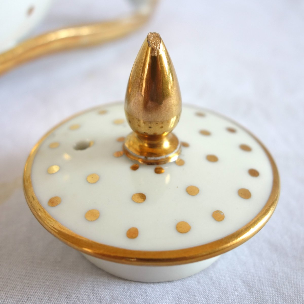 Empire-period Parisian Porcelain Coffee Pot With A Dotted Gold Monogram Design-photo-1