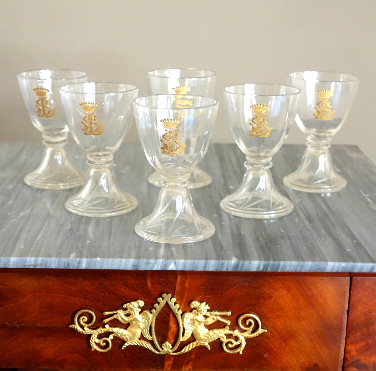 Couronne de Comte - Saint Louis suite de 6 verres à porto modèle Cluny gravé or