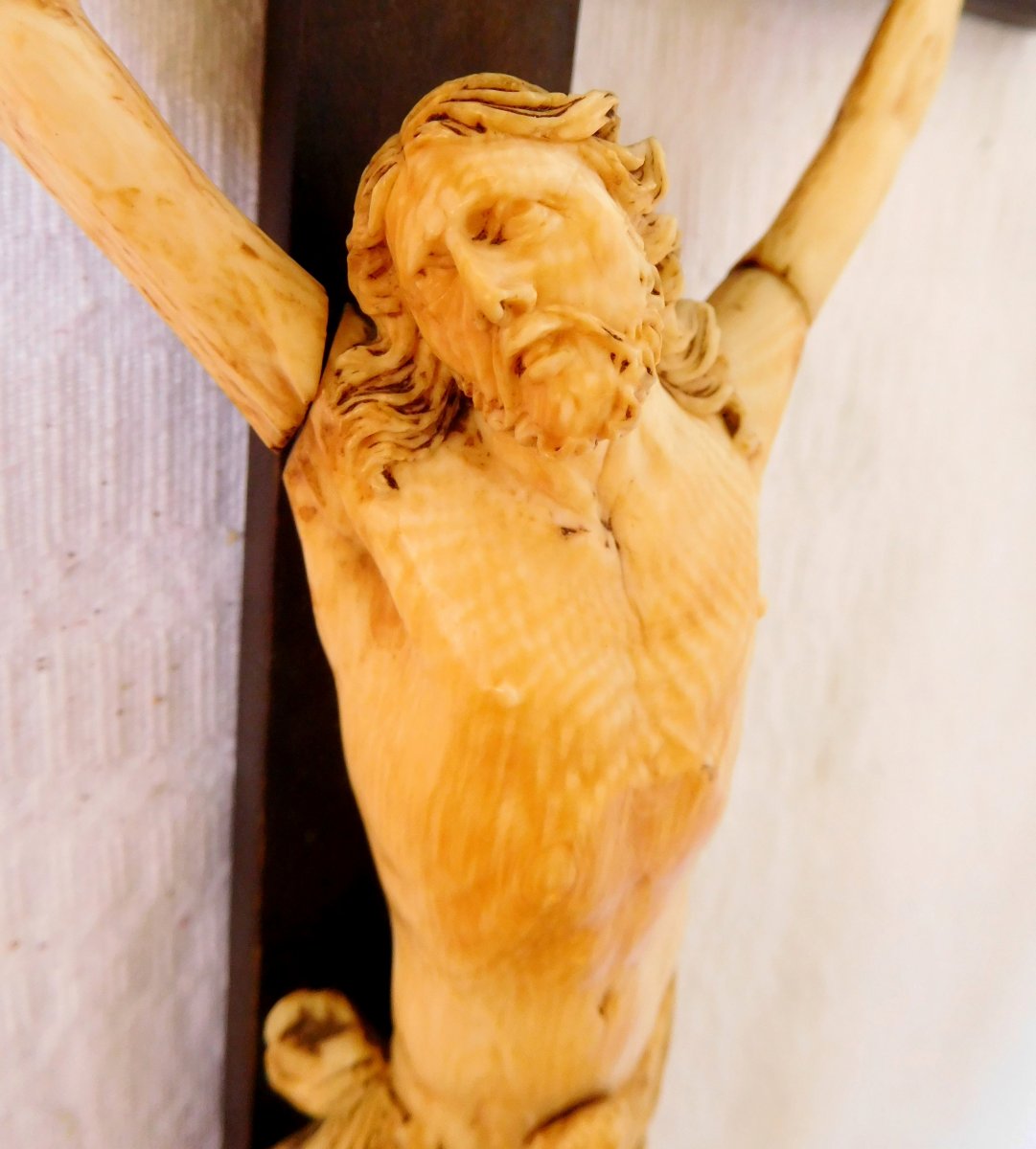 Christ In Ivory, Crucifix From Bed Bottom, 18th Century Period - Carved Wood & Gilded Gold-photo-4
