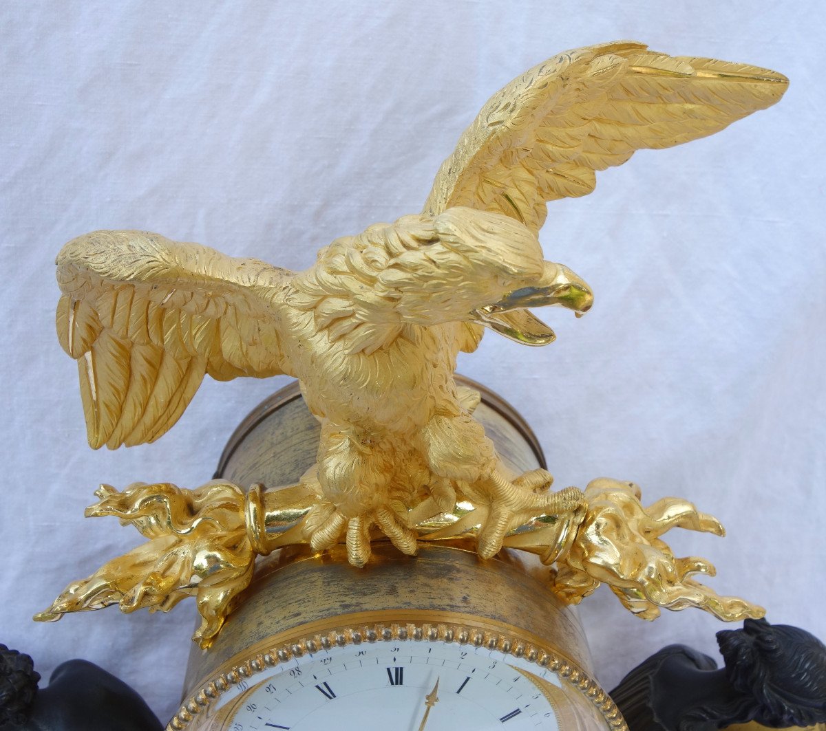 Pendule Aux Maréchaux d'époque Empire, Début XIXe Siècle, Bronze Doré Et Marbre Griotte-photo-4