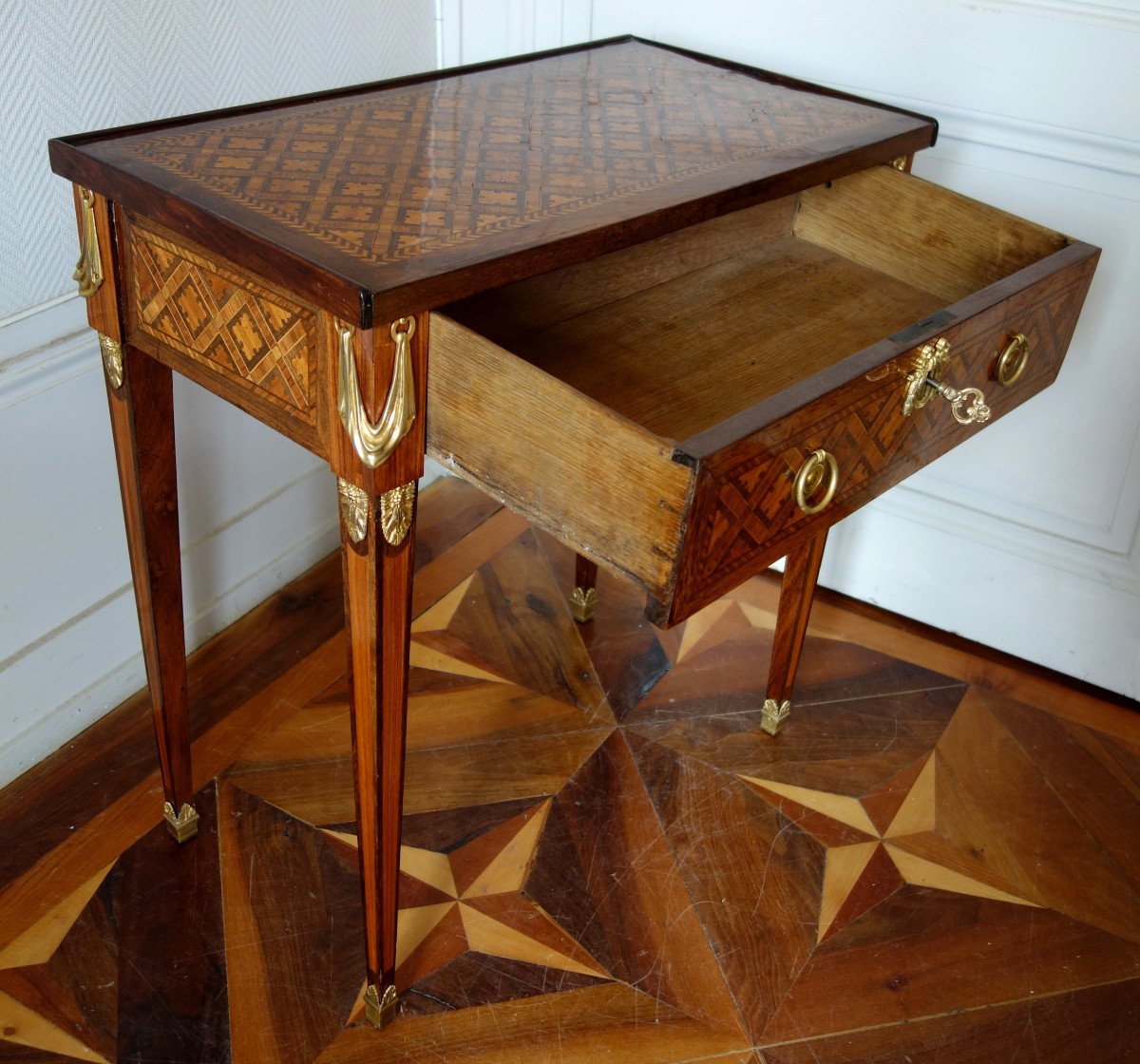 Table De Salon En Marqueterie à La Reine Et Bronze Doré - époque Louis XVI