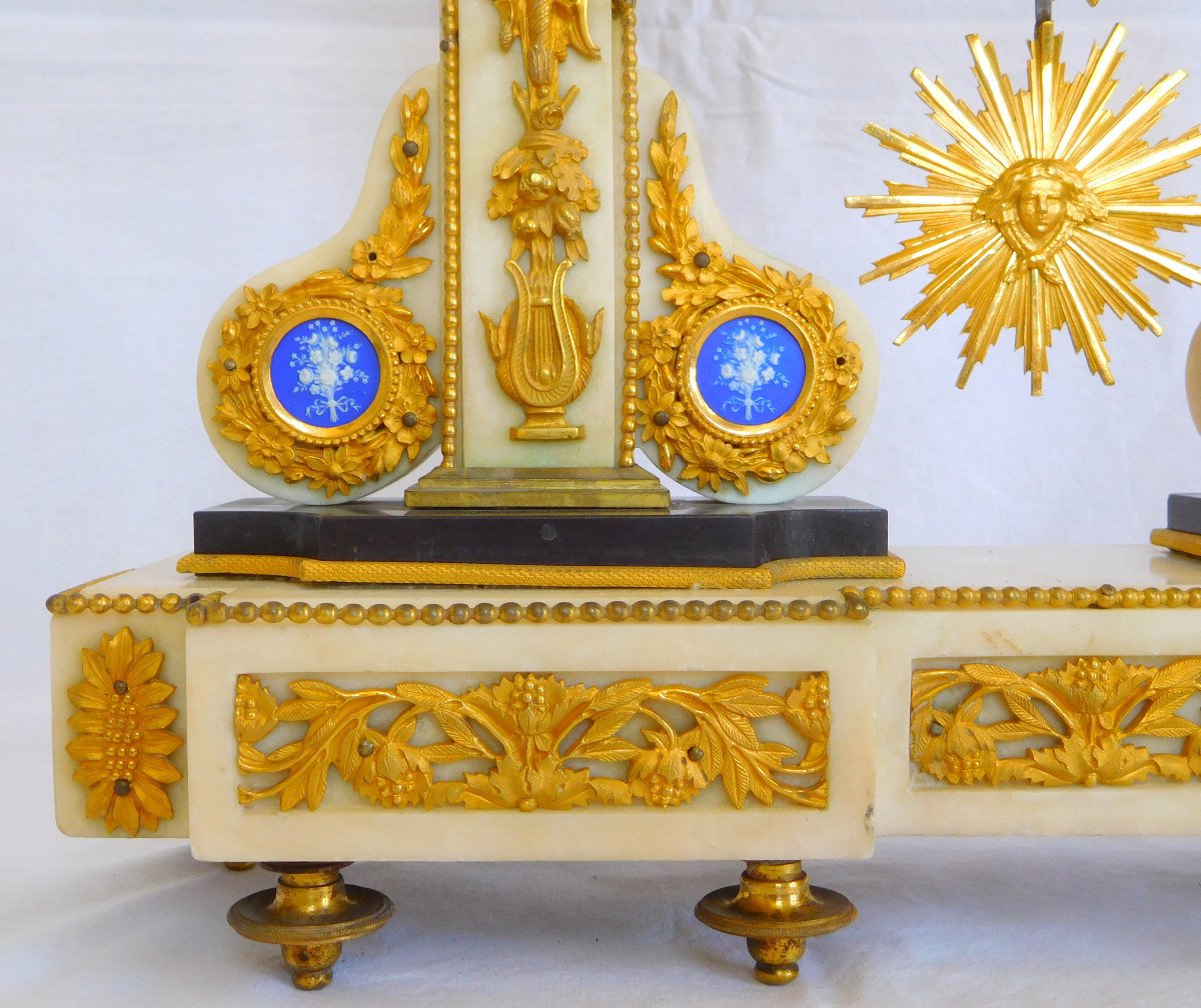 Importante Pendule d'époque Louis XVI En Marbre, Biscuit De Wedgwood Et Bronze Doré-photo-4