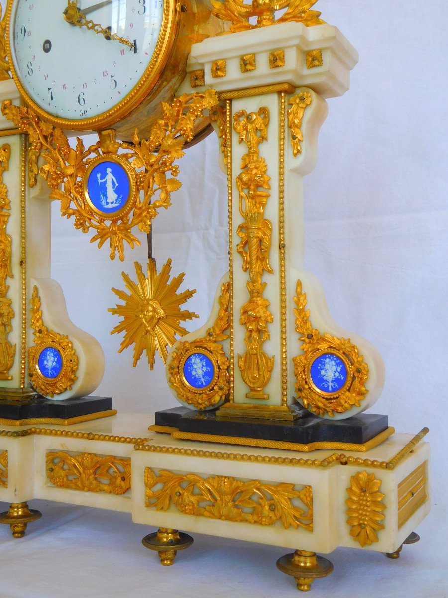 Importante Pendule d'époque Louis XVI En Marbre, Biscuit De Wedgwood Et Bronze Doré-photo-2