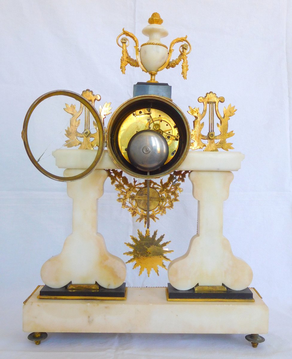 Importante Pendule d'époque Louis XVI En Marbre, Biscuit De Wedgwood Et Bronze Doré-photo-7