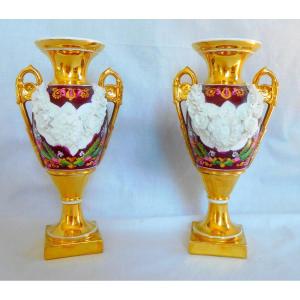 Paire De Vases Médicis Empire En Porcelaine Polychrome, Dorée Et Biscuit