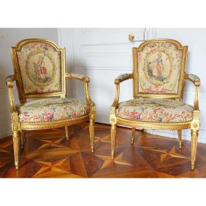 Paire De Fauteuils Cabriolets En Bois Doré Et Tapisserie, époque Louis XVI -  Modèle De Boulard