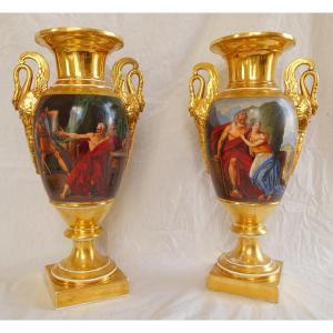 Paire De Grands Vases Empire à Scènes Antiques  En Porcelaine De Paris Dorée - 41cm