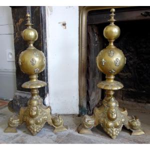 Paire de grands chenets Royalistes aux Marmousets, style Louis XIV