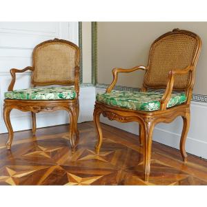 Paire de fauteuils cannés d'époque Louis XV en noyer, travail Lyonnais, entourage de Nogaret