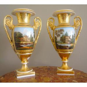 Paire de vases en porcelaine de Paris dorée et polychrome, époque Empire Restauration - 32,7cm
