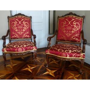 Paire de grands fauteuils d'apparat de style Louis XIV en noyer finement sculpté refaits à neuf