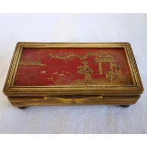 Boite à pilules ou à timbres en laque dans le goût de la Chine.
