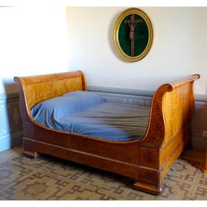 Lit d'époque Charles X en plaquage de citronnier et marqueterie d'amarante - avec sa literie