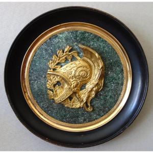 Grand médaillon à l'antique Souvenir du Grand Tour : casque à l'antique sur fond porphyre d20cm