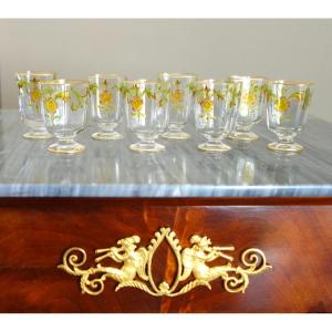 Baccarat : suite de 8 verres à liqueur en cristal doré et émaillé - modèle églantier