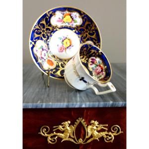 Tasse à café à riche décor floral et or, vers 1830, attribuée à la Manufacture de Bayeux